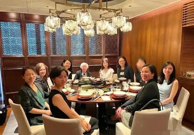 耶伦宴请六名女性经济学家，点一份剁椒鱼头近千元，网友直呼：太贵了